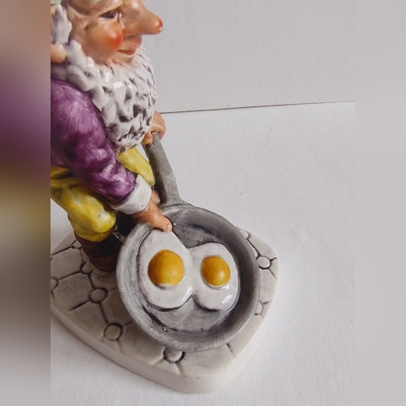 Goebel Vintage Gnome Well 503 Co Boy Bit The Bachelor Frying Eggs Figurine 1970 - Picture 10 of 16